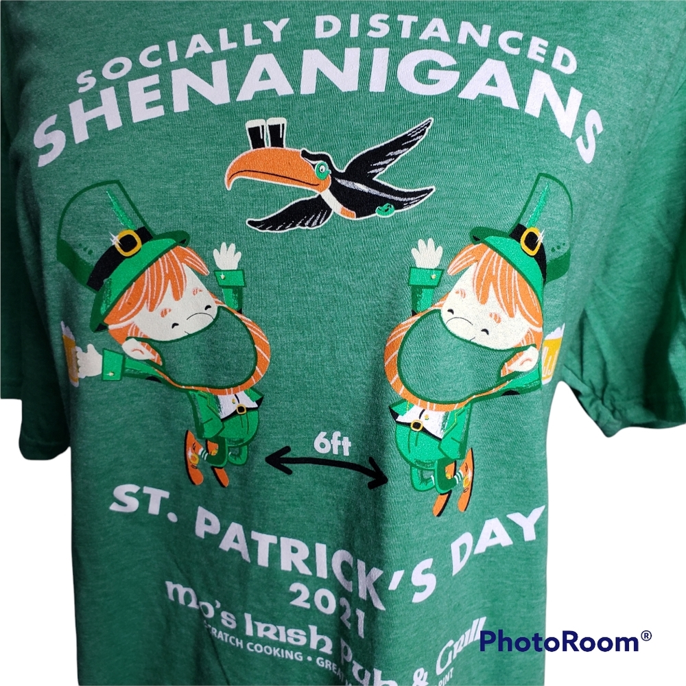 St. Patrick's socially distanced Mo's pub lightweight Womens Tee Beer Size L ♡